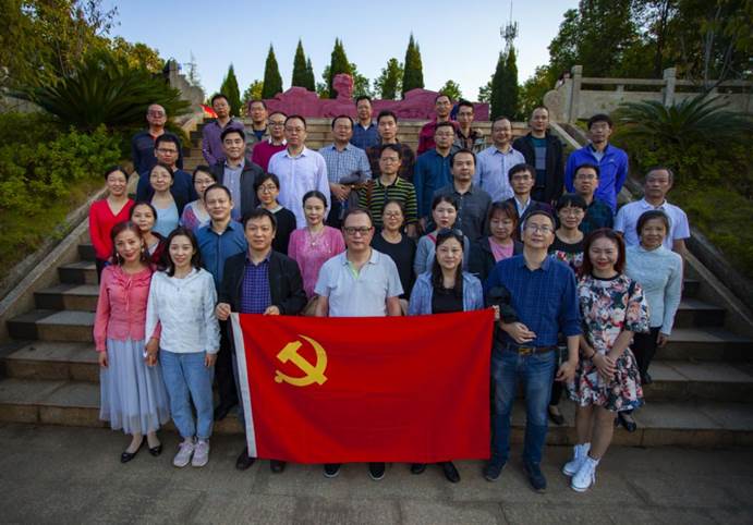 十大体育外围平台app的老师们在夏明翰雕像前合影留念